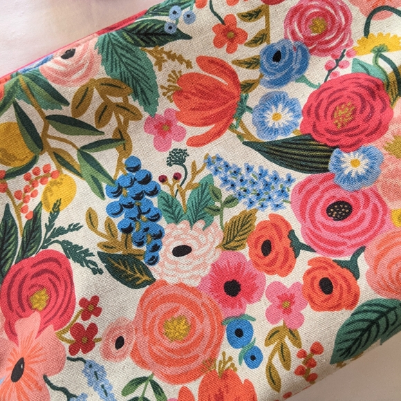 ❌SOLD❌ ♥️ RIFLE PAPER Garden Party cosmetic bag - Picture 2 of 7